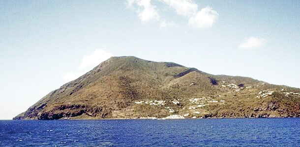 Alicudi - Minicrociere in Motonave - Escursioni alle Isole Eolie con Aliante Tour