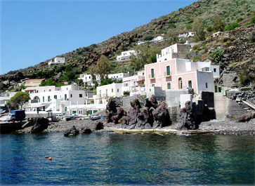 Alicudi - Minicrociere in Motonave - Escursioni alle Isole Eolie con Aliante Tour
