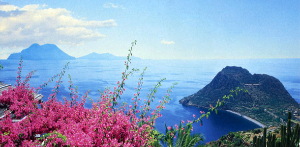 Minicrociere in Motonave - Escursioni alle Isole Eolie con Aliante Tour