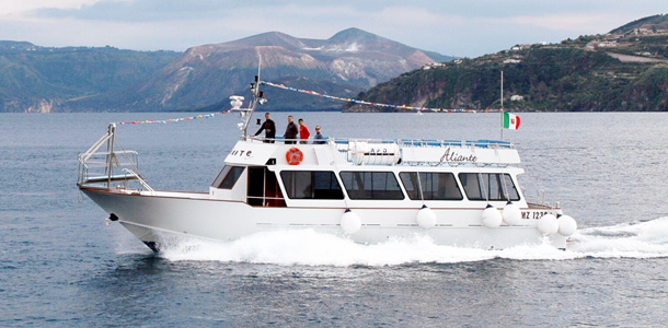 Minicrociere in Motonave - Escursioni alle Isole Eolie con Aliante Tour