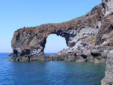 Salina - Minicrociere in Motonave - Escursioni alle Isole Eolie con Aliante Tour