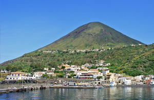 Salina - Minicrociere in Motonave - Escursioni alle Isole Eolie con Aliante Tour